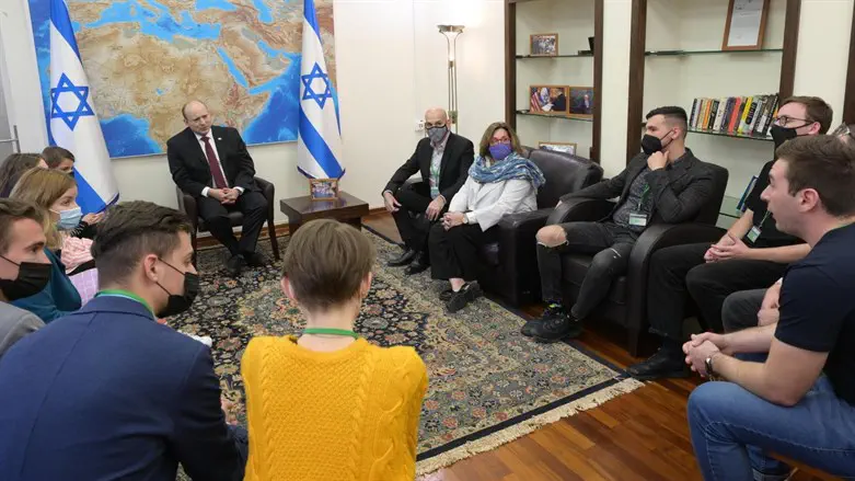 Bennett meets Ukrainian youths
