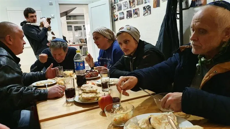 Ukrainian Jews receiving hot meals at the border.