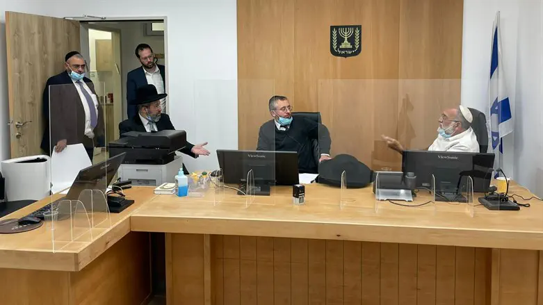 El rabino Lau durante la visita a la corte