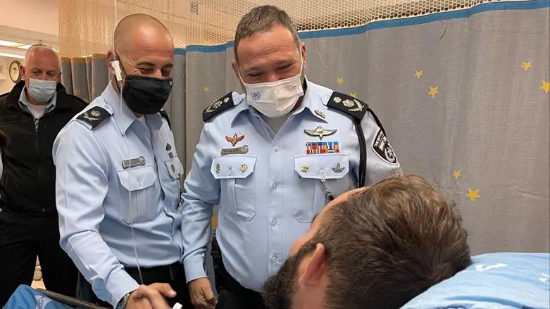 המפכ"ל ומפקד מחוז ירושלים מבקרים שוטר שנפצע בפיגוע