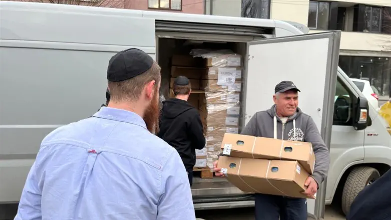 delivering food for Ukrainian Jeish community