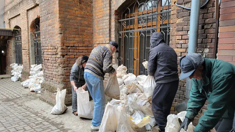 Placing sandbags outside the synagogue's windows