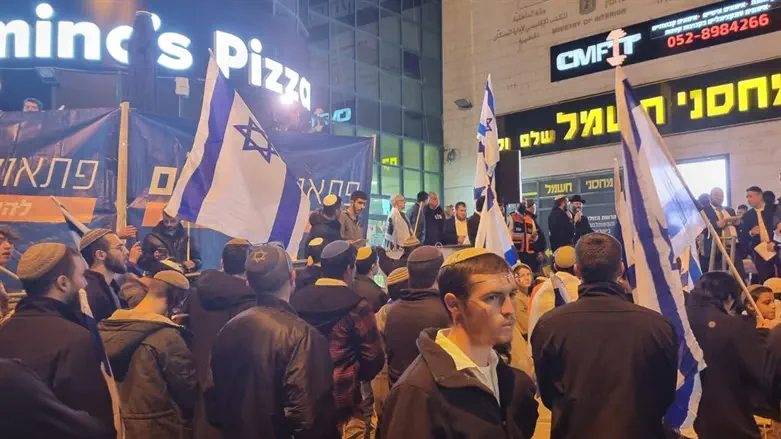 Banderas israelíes en el lugar del ataque en Hadera