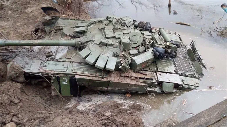 Ukrainians Pull Stricken Russian Tank From River