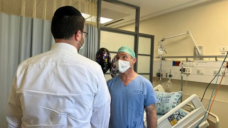 Herido en el atentado con uno de los médicos que lo atendieron