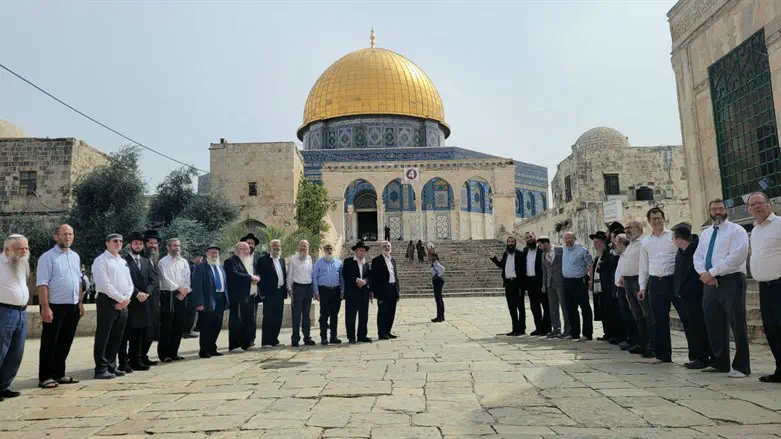 Rabbis ascend Temple Mount