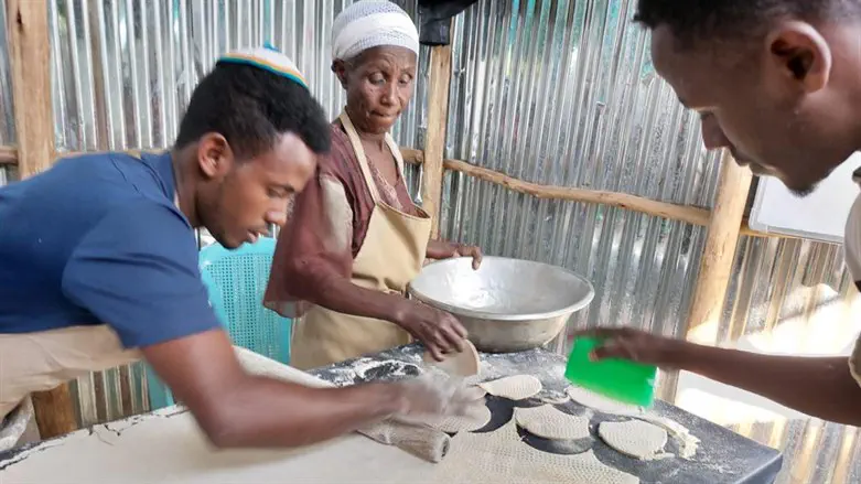 Hornear matzá en Etiopía