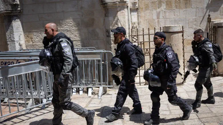 Security forces on the Temple Mount (illustrative)