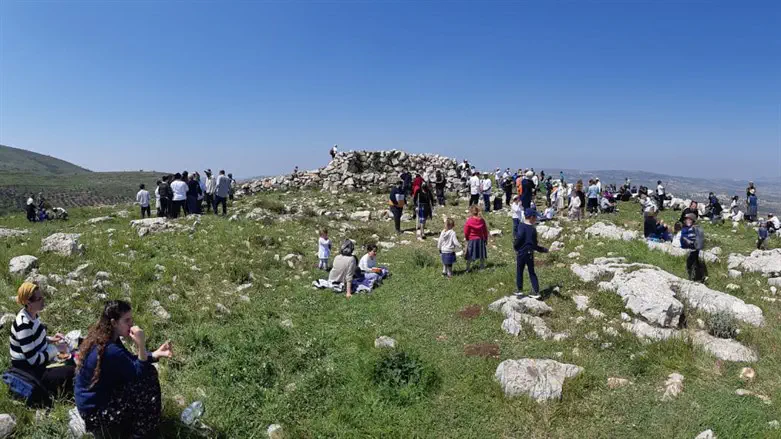 מטיילים באתר מזבח יהושע בהר עיבל