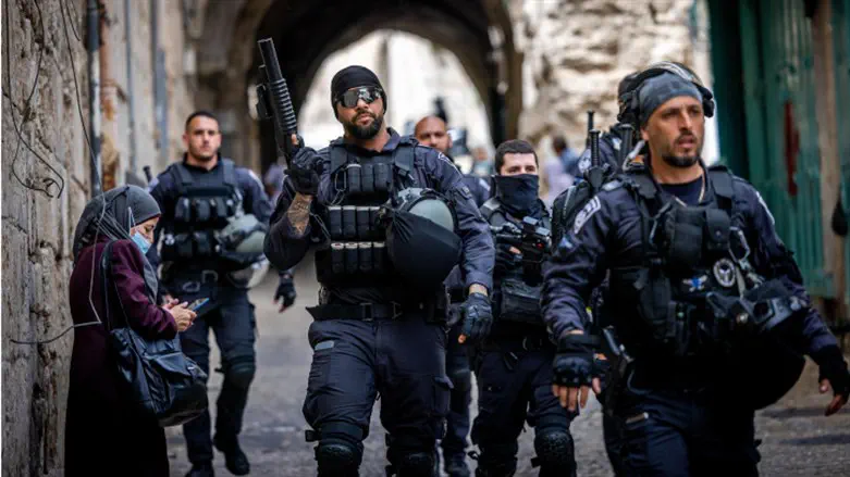 Israeli police patrol Old City of Jerusalem, April 17th 2022