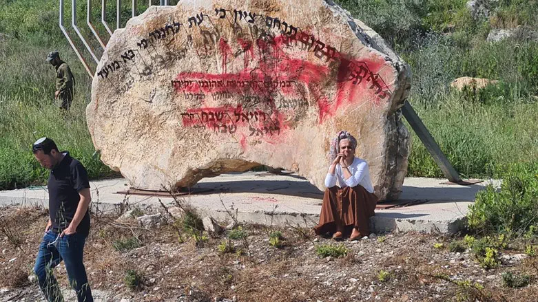 Yael Shevach and Yossi Dagan near the monument