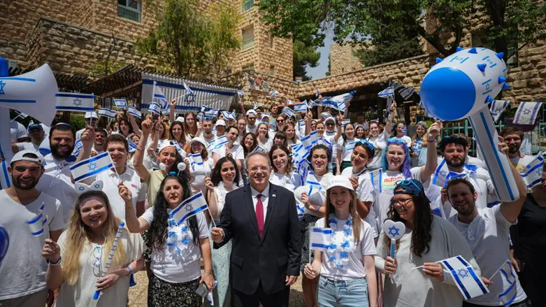 Yaakov Hagoel with new immigrants