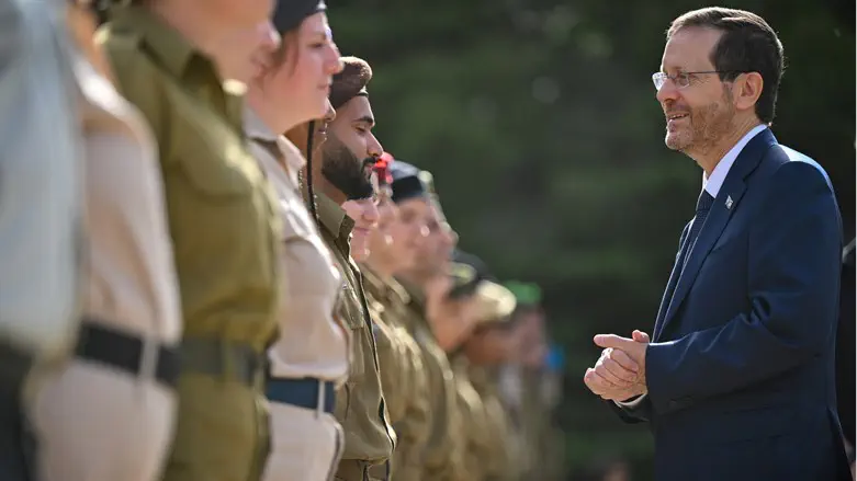 Isaac Herzog with the soldiers