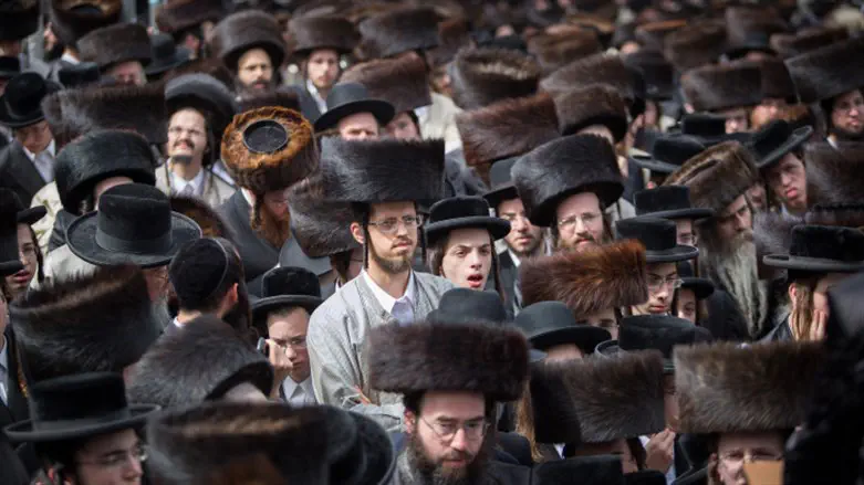 Haredi men gather at funeral in Ashdod, 2018