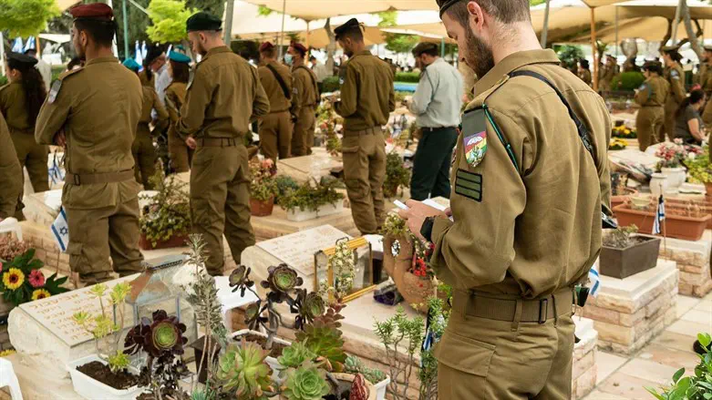 IDF soldiers visit graves of the fallen