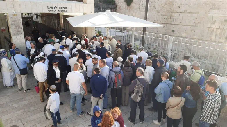 Jews lining up at entrance to Temple Mount
