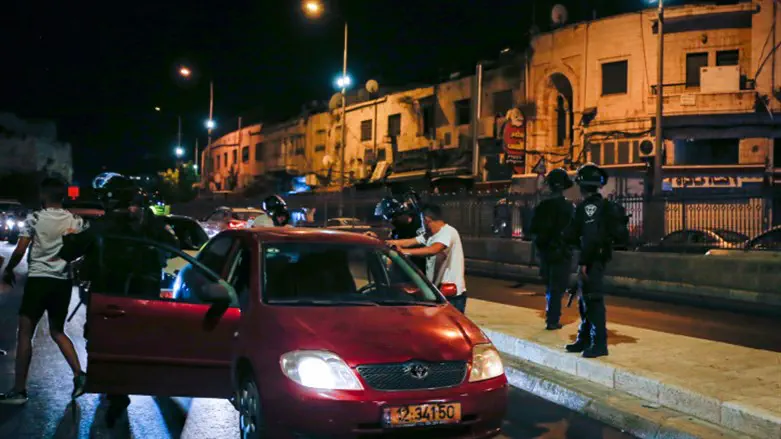 המשטרה עוצרת מתפרעים במזרח ירושלים