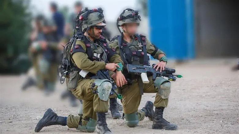 IDF officer wears Elbit Systems’ SmartEye on his arm and the Live Combat Trainin