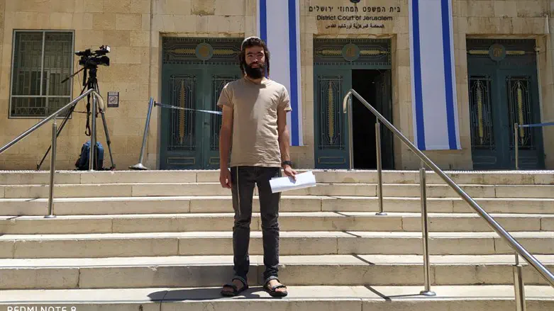 אביה אנטמן מחוץ לבית המשפט המחוזי בירושלים