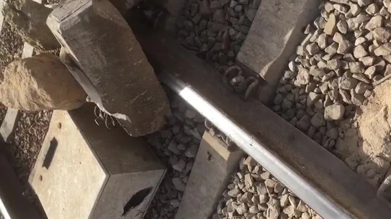 סלעים על מסילת רכבת