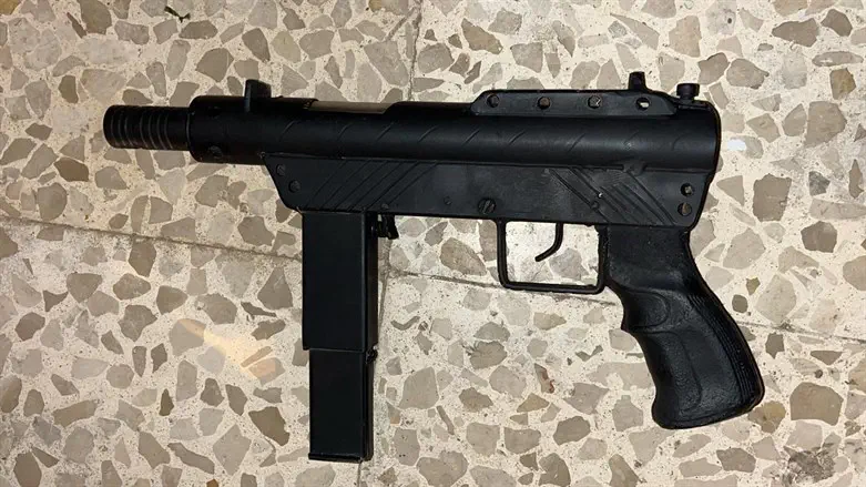 Confiscated 'Carlo' submachine gun