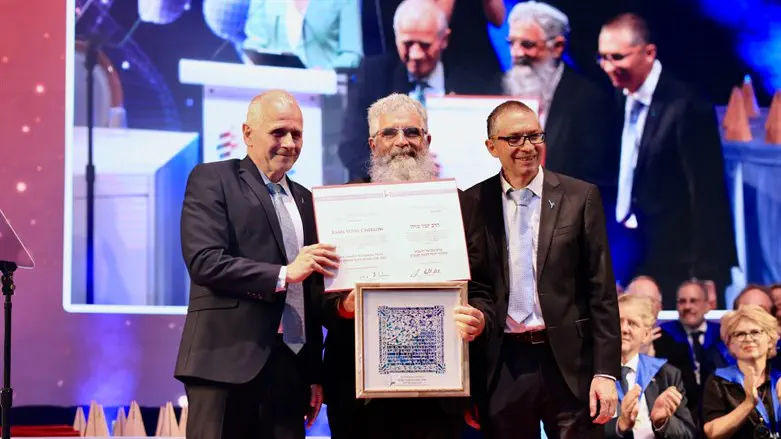 Rabbi Yuval Cherlow receives the prize