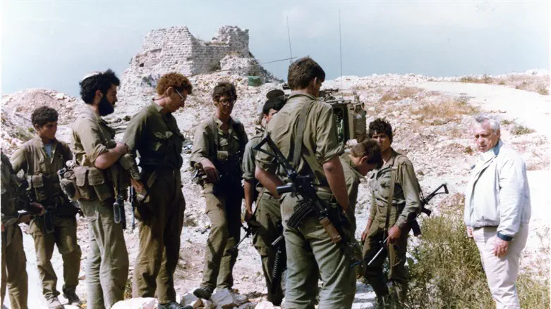 שר הביטחון אריאל שרון על מבצר הבופור עם חיילים 