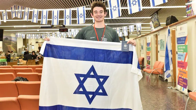 Josh Rosenbloom lands in Israel 1st Nefesh B'Nefesh Aliyah flight of the summer