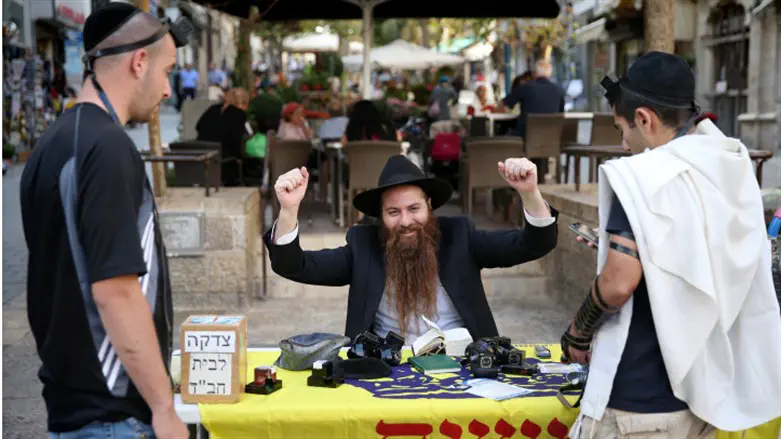 Chabad tefilin stand (illustrative)