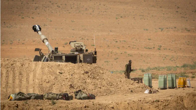Israeli artillery near Gaza border