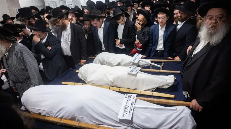 Funeral of Shoshana Glustein and her daughters