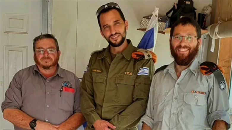 IDU director Yekutiel Ben-Yaakov with Lt. Col. Shlomo HaCohen and Major Menachem