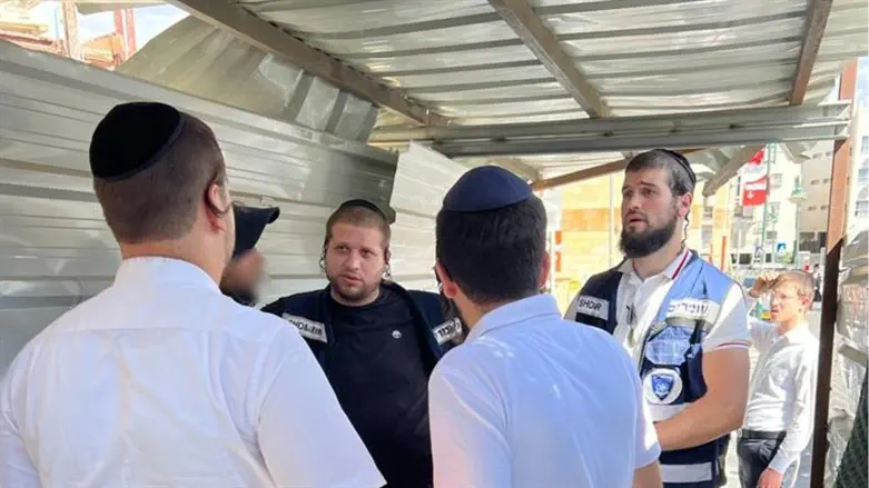 Hashomrim volunteers with the contractor at the scene