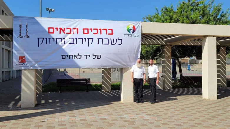Rabbi Chaim Kahan and Rabbi Yoav Robinson, of Yad L’Achim, await the arrivals