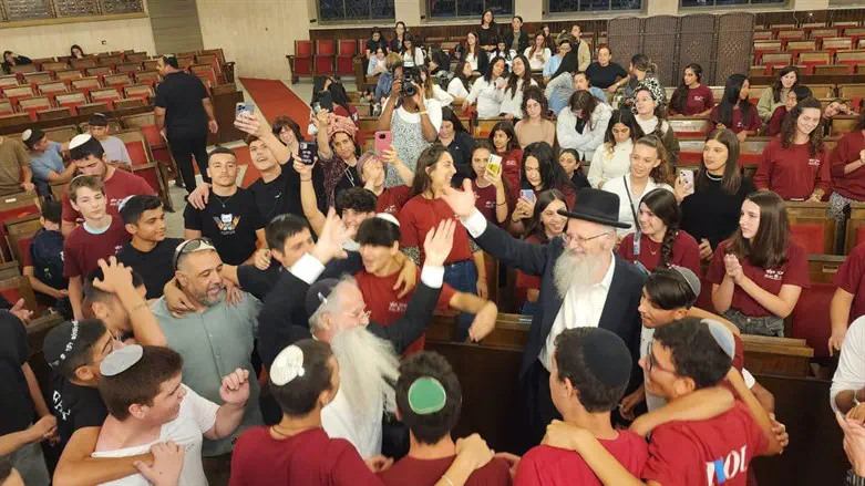 Rabbi Shmuel Eliyah dances with attendees