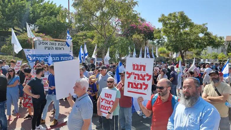 Residents of Judea & Samaria protest outside the home of Benny Gantz, Defense Minister