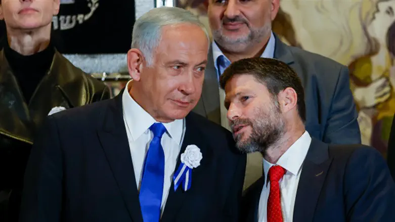 Smotrich (right) and Netanyahu (left)