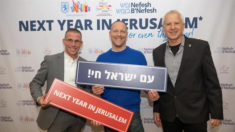 NBN Executive VP Zev Gershinsky (L) with Pini Glinkewitz (R) and a potential immigrant 