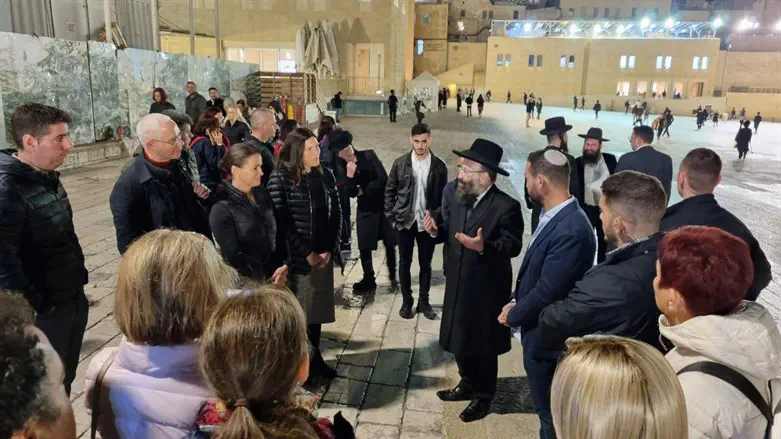 Hungary's President visits the Western Wall