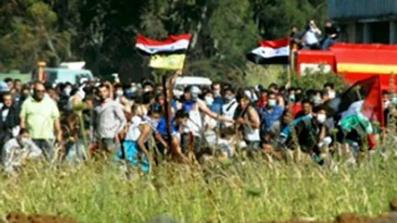 הפגנה בגבול לבנון עם דגלי סוריה וחיזבאללה