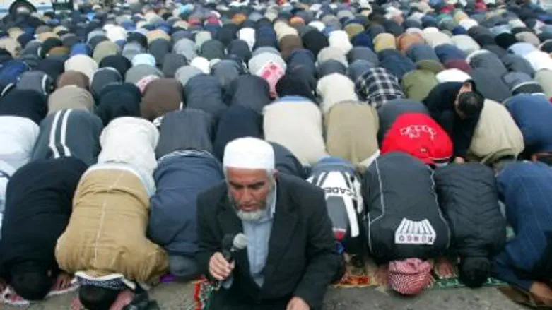 Muslims in prayer led by radical cleric Salah
