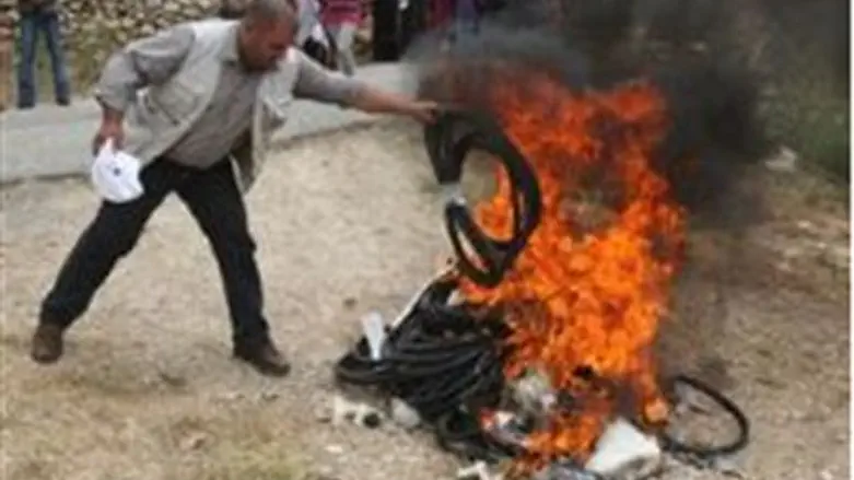 Arabs burn products from Judea and Samaria