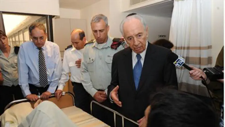 Peres visits wounded soldier