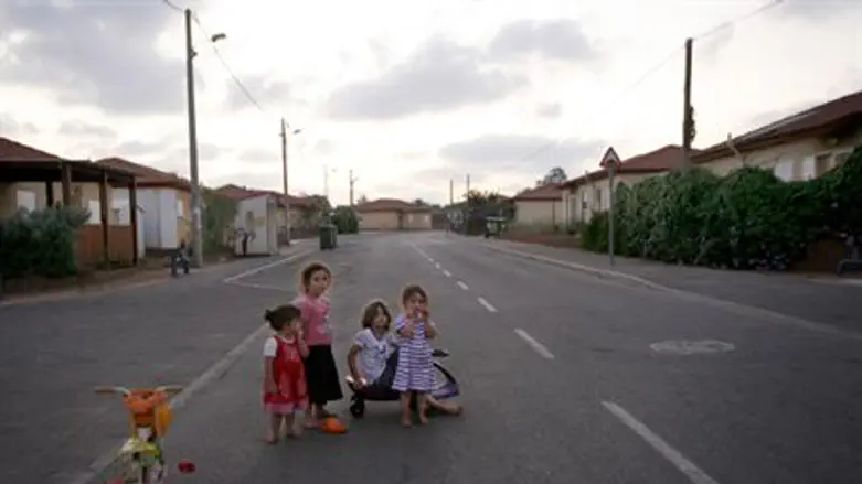 Children from Gush Katif in temporary housing