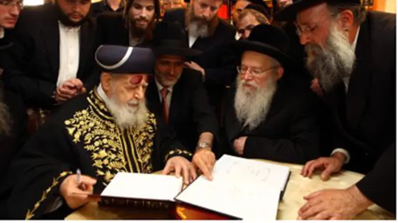 Rabbi Ovadiah (left), Slonimer Rebbe