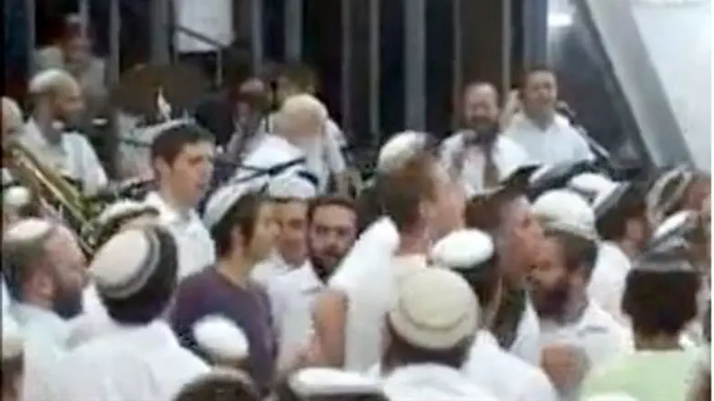 Beit HaShoeva dancing at Merkaz HaRav