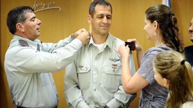Kochavi receives ranks from his wife and Lt.-