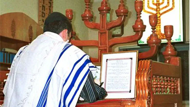 Jew prays in synagogue 