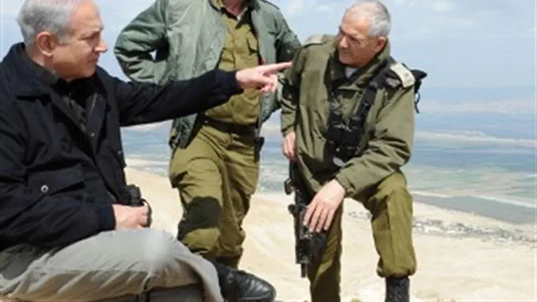 PM, IDF officers tour Jordan Valley (file)
