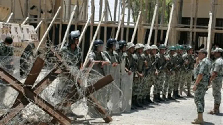 Egyptian Troops guard Rafiah crossing
